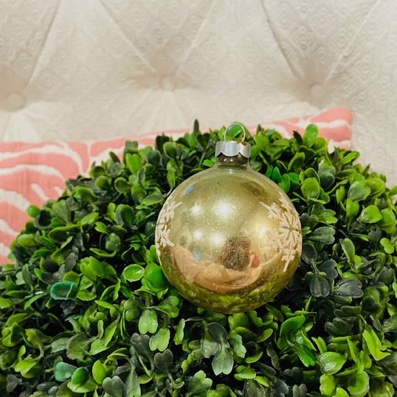 N14-Rare Vintage Green & White 1970's Snowflake Glass Christmas Ornament - Picture 8 of 12